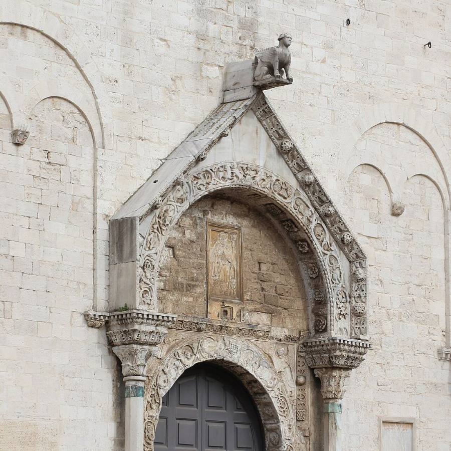 Il portale della Basilica di San Nicola