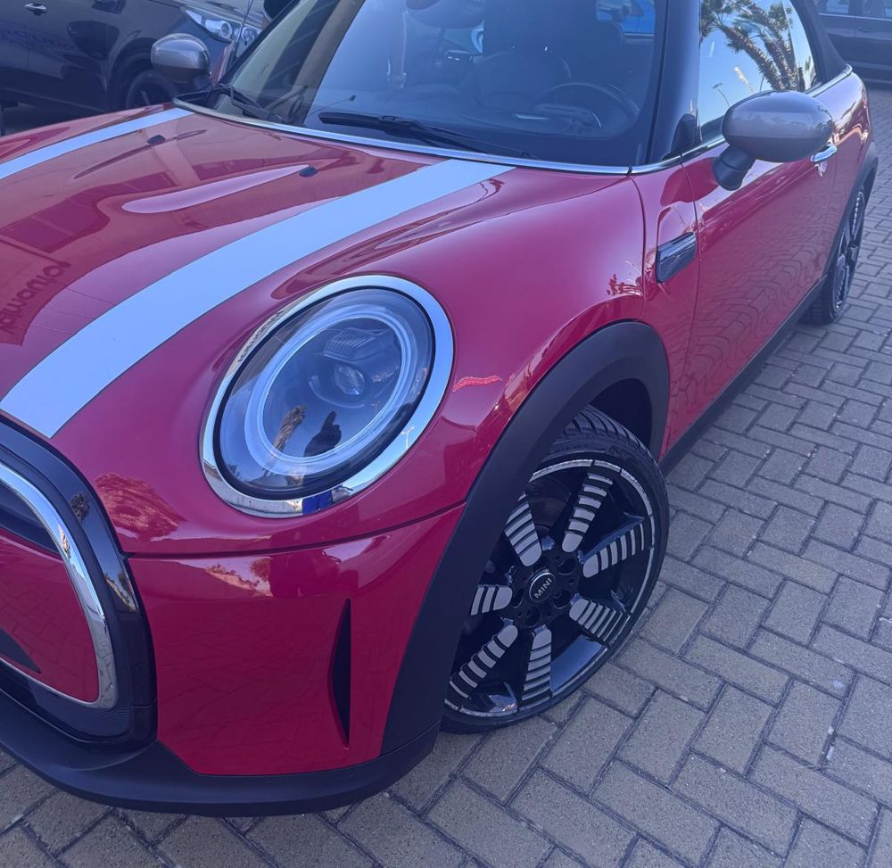 Mini Cabrio rossa a noleggio