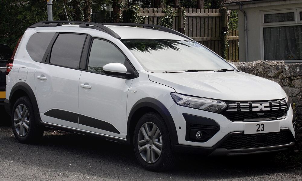 Dacia Jogger bianca, auto del servizio con autista