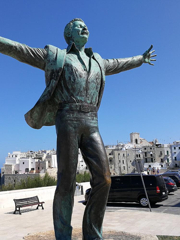 La statua di Domenico Modugno a Polignano a Mare